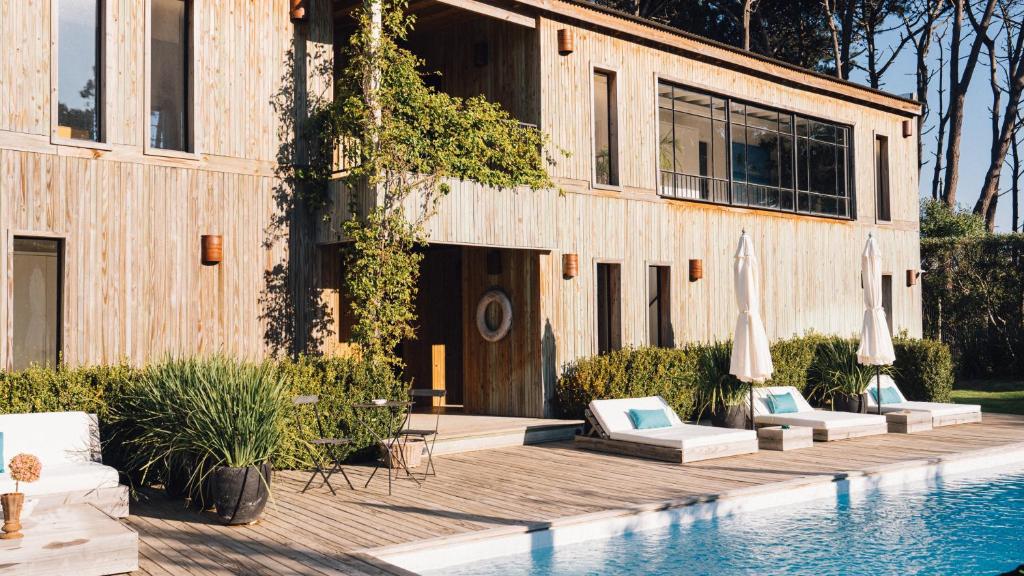 una casa con piscina accanto a un edificio di Casa Flor a Punta del Este