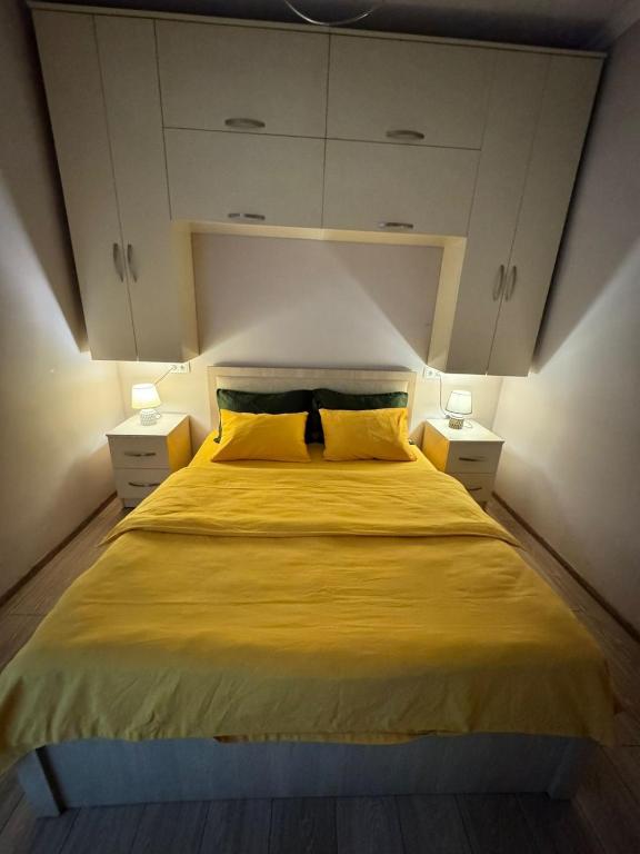 Postel nebo postele na pokoji v ubytování ბინა საბურთალოზე 2 საძინებელი #9