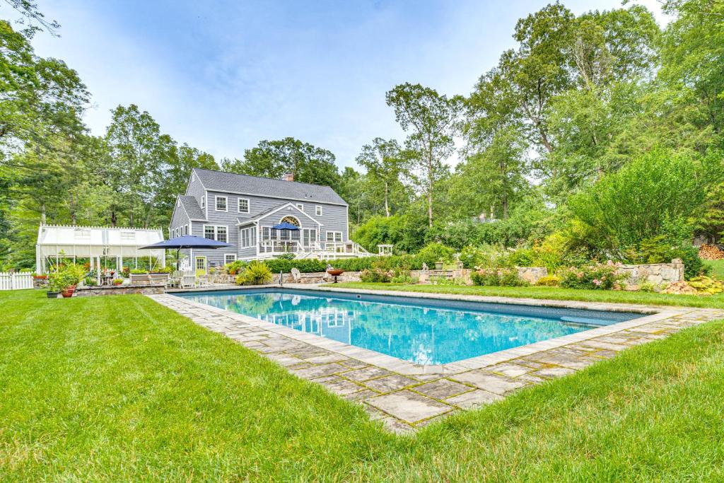 une maison avec une piscine dans la cour dans l'établissement Pool, Sunroom and Gardens Luxe Sandy Hook Home!, 