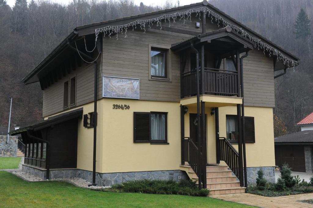ein gelbes und graues Haus mit einem Balkon in der Unterkunft Penzion Kiska Levočská Dolina, ubytovanie v súkromí in Levoča