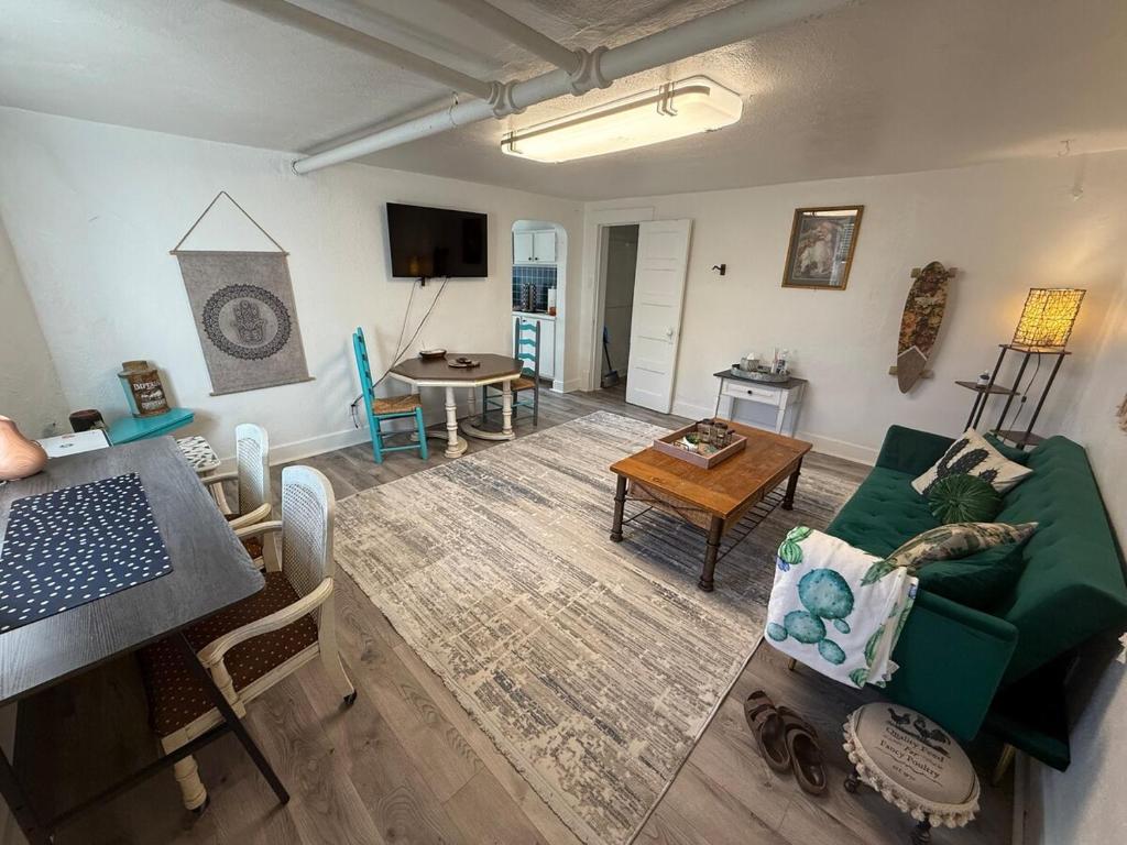 Et tv og/eller underholdning på 1 bedroom 1 bath Boho Basement