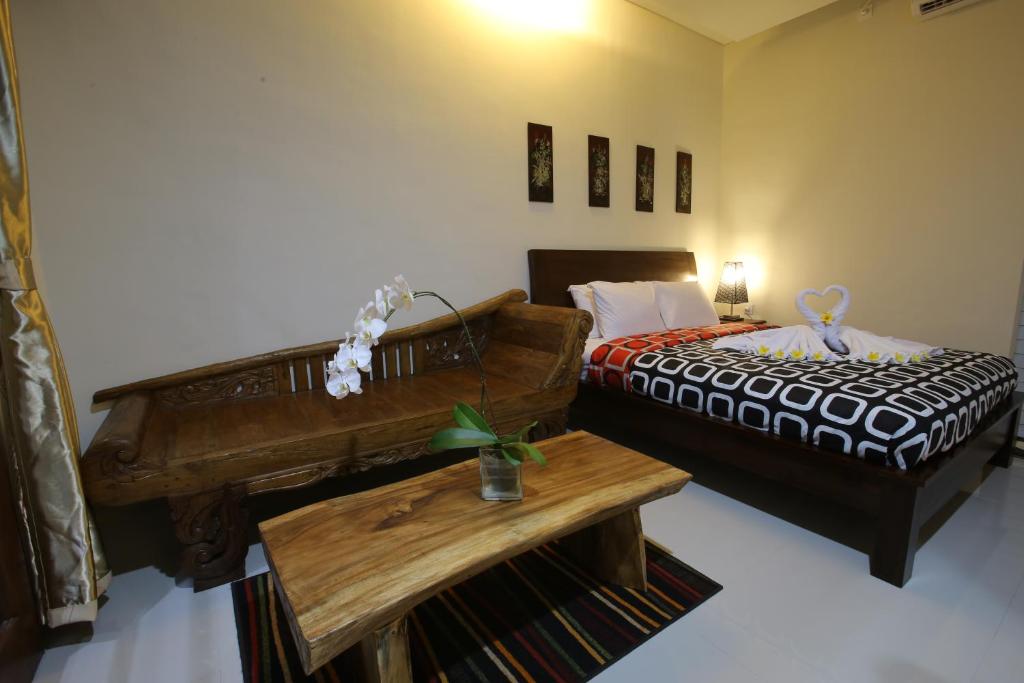 Ένα ή περισσότερα κρεβάτια σε δωμάτιο στο Rai House Sanur