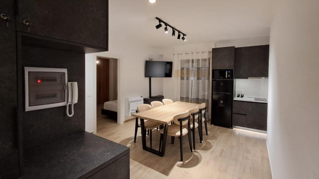 een keuken en eetkamer met een tafel en stoelen bij MarMeg Guesthouse in Tirana