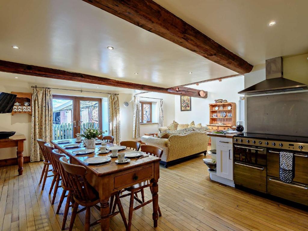 Η κουζίνα ή μικρή κουζίνα στο 5 Bed in Blackpool 40993