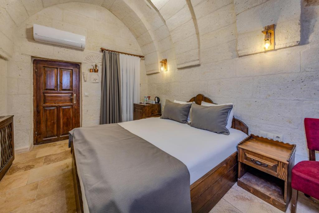 Castle Cave Hotel - 9