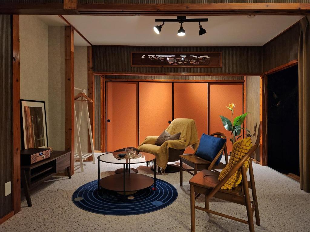 a living room with chairs and a table at Casa Yamamoto - Vacation STAY 63842v in Ie