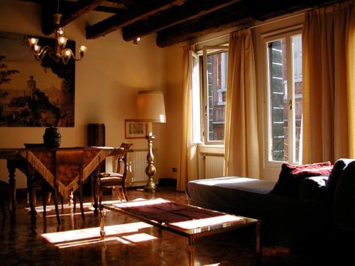 een woonkamer met een bank en een tafel bij Cà Satriano in Venetië