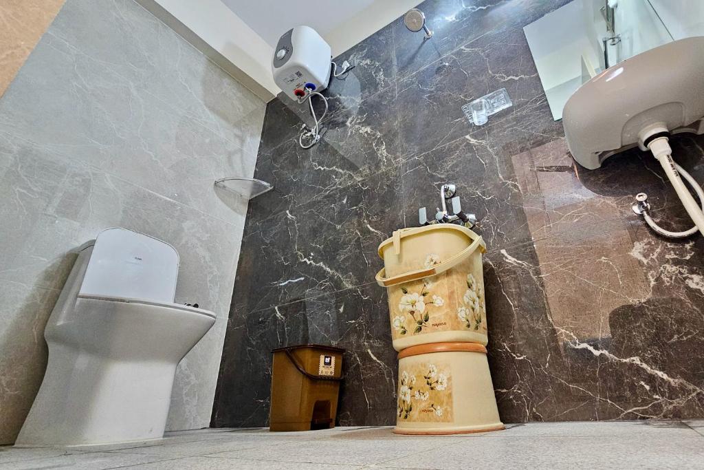 TrueLife Presidential Suites - 3BHK Luxurious AC Apartments - Modular Kitchen, RO water system, Microwave - Super fast WiFi, 55 Smart TV, 250 Airtel Channels - 3 bathrooms - Parking - Nearby PS4, A2B pure veg restaurants - Top service with lots of love photo