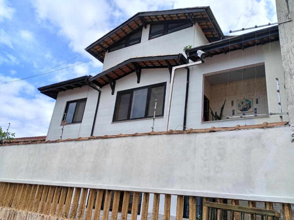 une maison au sommet d'une clôture dans l'établissement Hostel & Cia Itanhaém, à Itanhaém