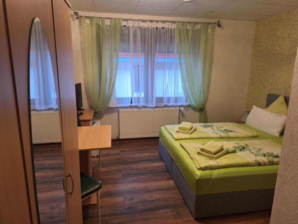 Postel nebo postele na pokoji v ubytování Pension & Ferienhütten Zur Alten Werft