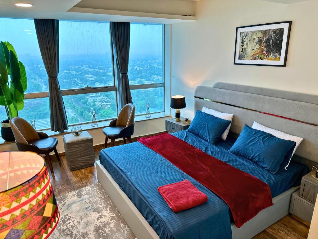 Un dormitorio con una cama y una ventana grande. en Luxury family properties in Centaurus, Blue area, F10, F11, Park, en Islamabad