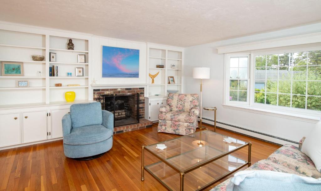 ein Wohnzimmer mit einer Couch und einem Glastisch in der Unterkunft Harwich Getaway by Leavetown Vacations in Harwich