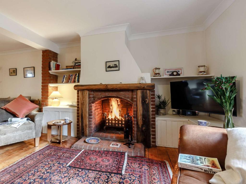 TV a/nebo společenská místnost v ubytování 2 Bed in Winterton-on-Sea 85872