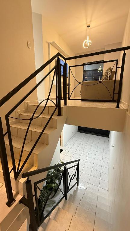 a staircase in a house with a bed in it at Duplex Central TAVARES ARAUJO in Garanhuns
