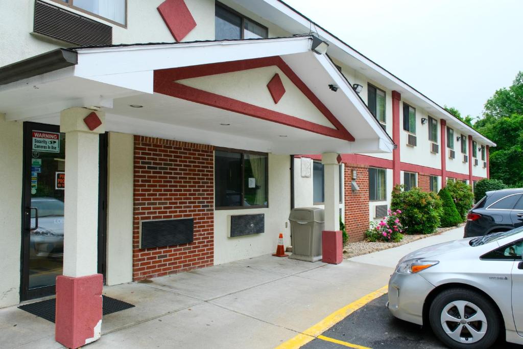 a building with a large arrow sign on it at Gardner Inn in Gardner