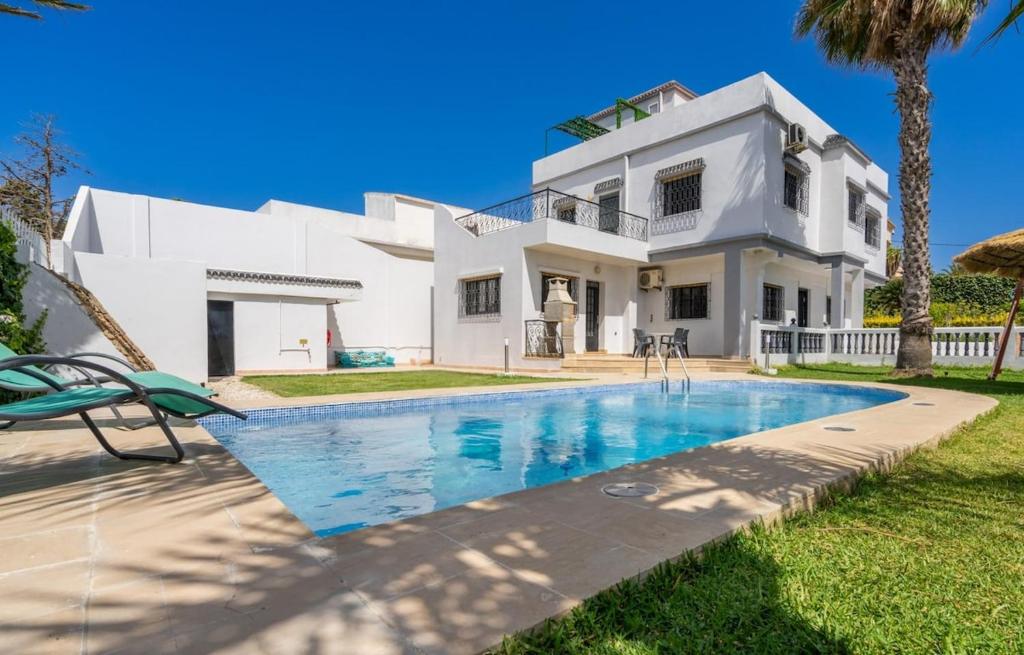 Bassein majutusasutuses Beach View Villa with Pool-Game Room-Pool table või selle lähedal