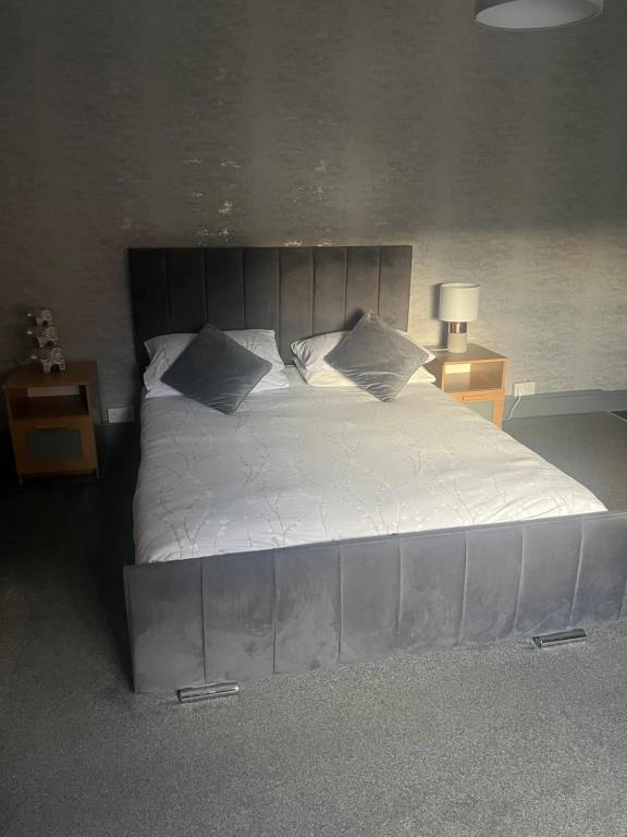 a bedroom with a large bed with white sheets and pillows at Segais Accommodation in Grove