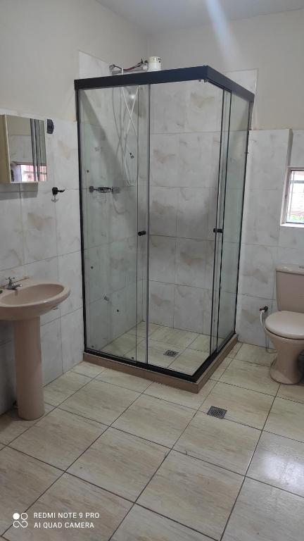 un bagno con doccia, WC e lavandino di Acogedor departamento en casa zona estadio a Cochabamba