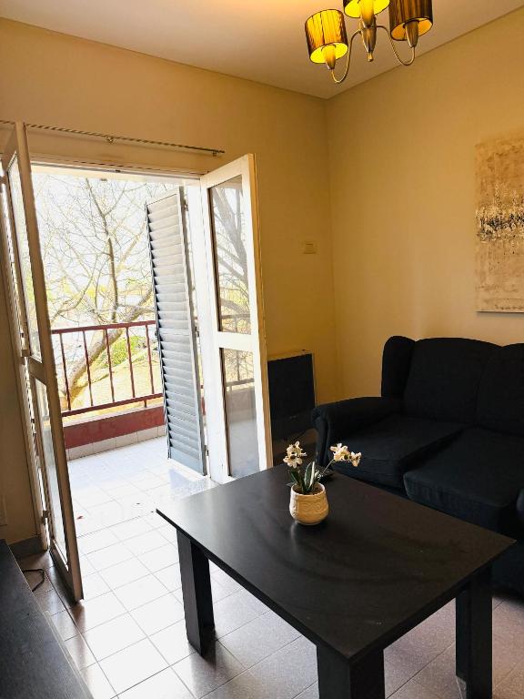 a living room with a black couch and a coffee table at Departamento luminoso Bulnes 3 dormitorios in San Miguel de Tucumán