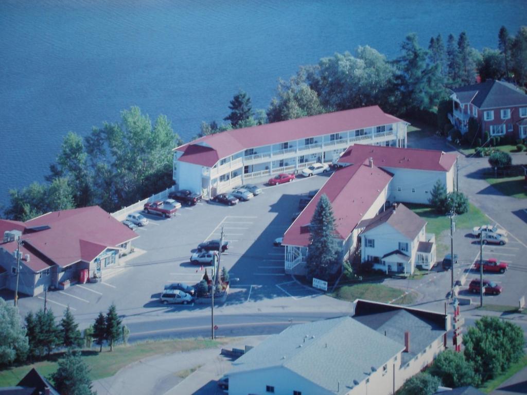 una vista aérea de un edificio con aparcamiento en Hilltop Motel & Restaurant, en Grand Falls