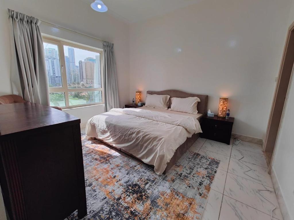 Katil atau katil-katil dalam bilik di Beautiful 3-bedroom Apartment