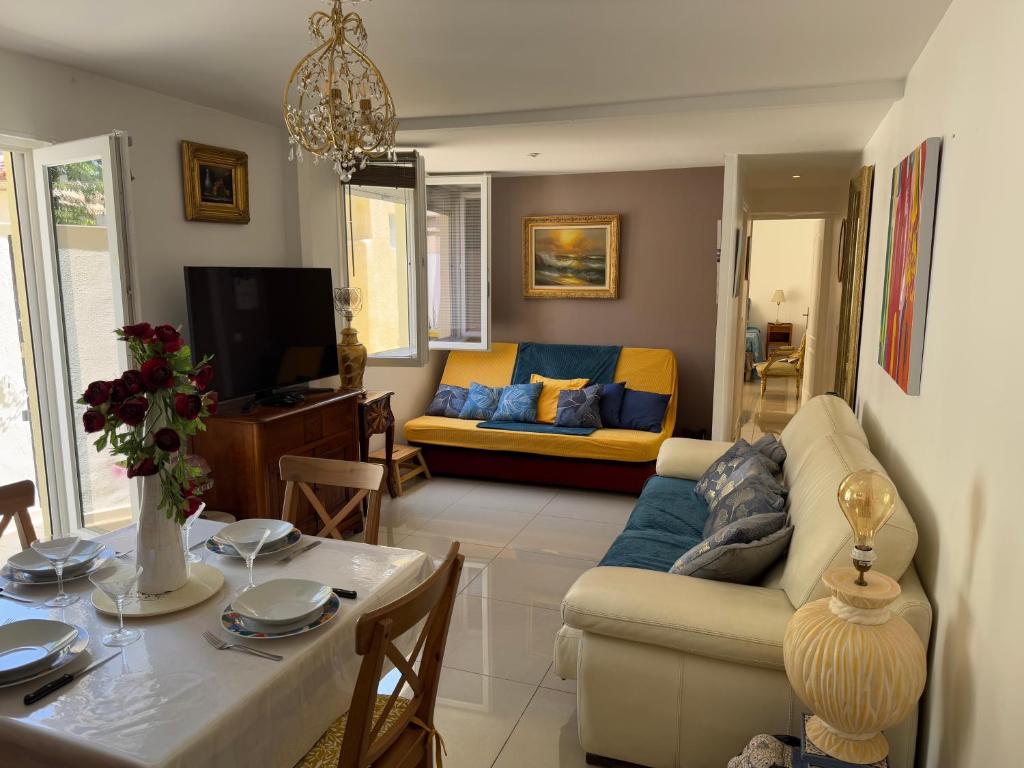 a living room with a couch and a table at Charmant T2 à 5 minutes de l'Aéroport d'Orly in Paray-Vieille-Poste
