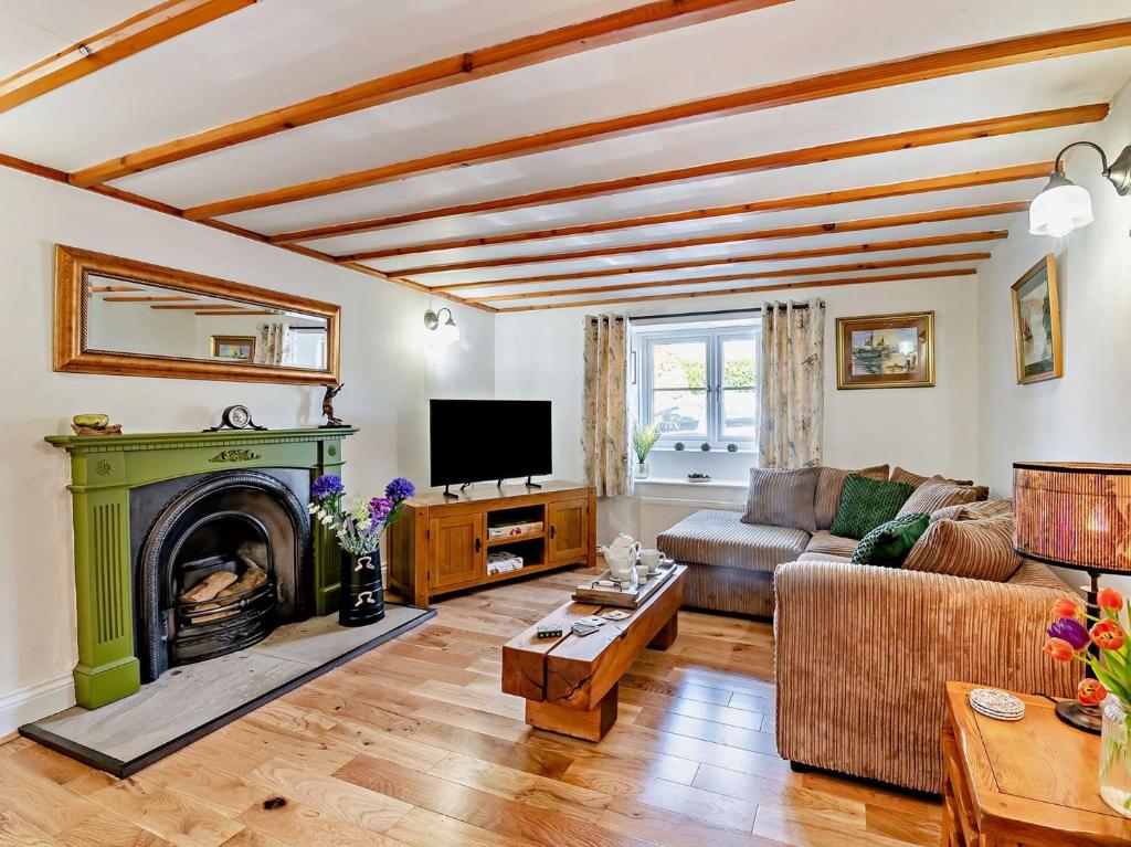 a living room with a couch and a fireplace at 2 Bed in Helmsley 96097 in Helmsley