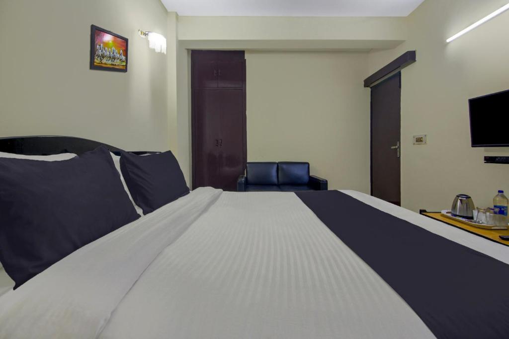 Rúm í herbergi á Hotel O Malhotra BnB