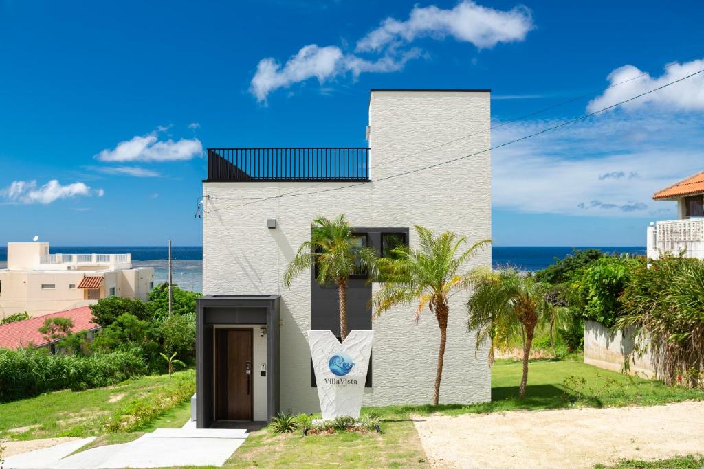 dom na plaży z oceanem w tle w obiekcie Villa Vista ISHIGAKI w mieście Ishigaki