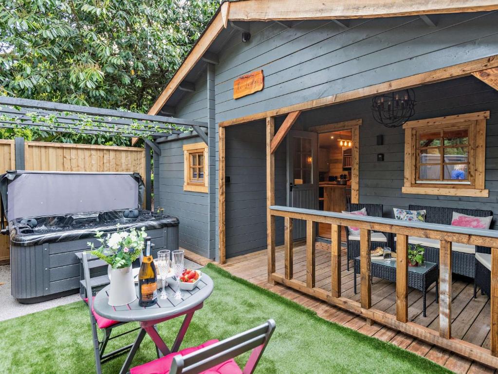 een patio in de achtertuin met een grill en een tafel bij 1 Bed in Christchurch 91944 in Ringwood