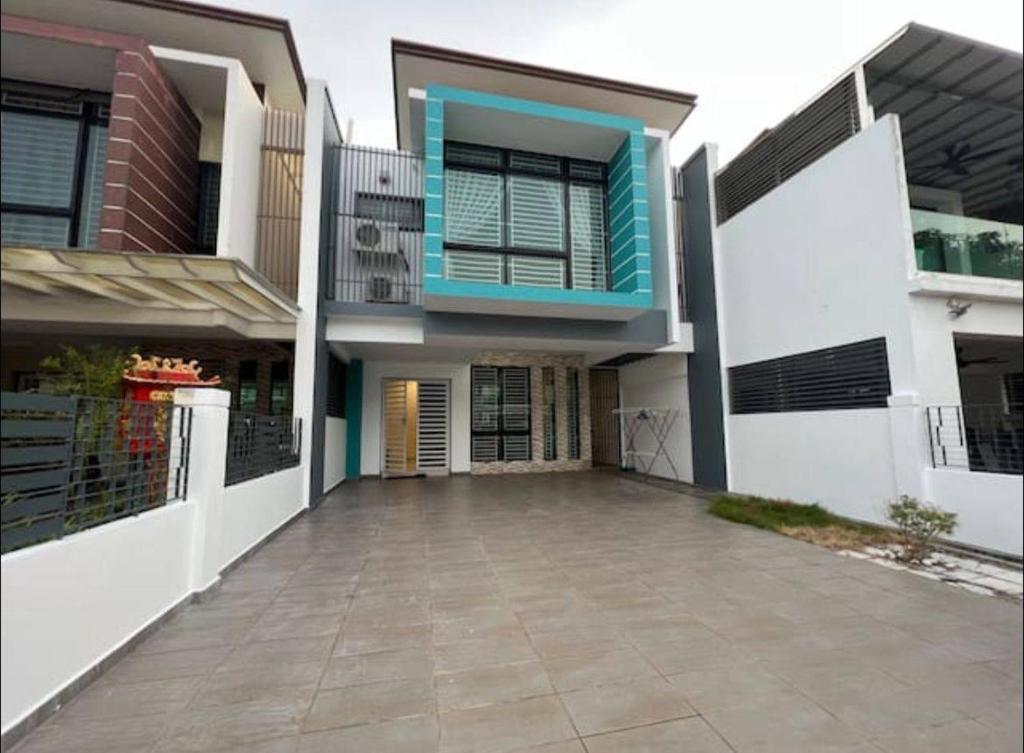 Una casa grande con una entrada para autos en frente de ella en Seri Austin 16pax 4bedroom 4bathroom, en Johor Bahru