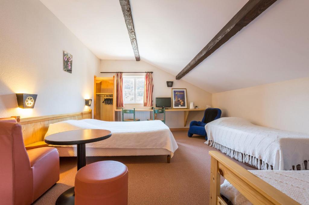 Logis Hotel Restaurant Auberge Les Rives de l'Arzon - Family Room