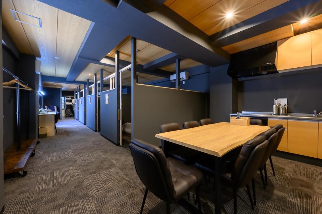 a conference room with a wooden table and chairs at 廣島別邸 デラックススイート Hiroshima Villa for 10ppl - Supported by COCOSTAY in Hiroshima