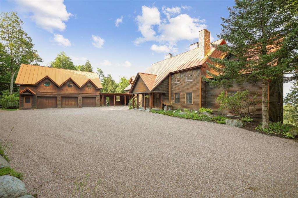 una imagen de una casa con entrada en Nine Hearths Estate, en Stowe