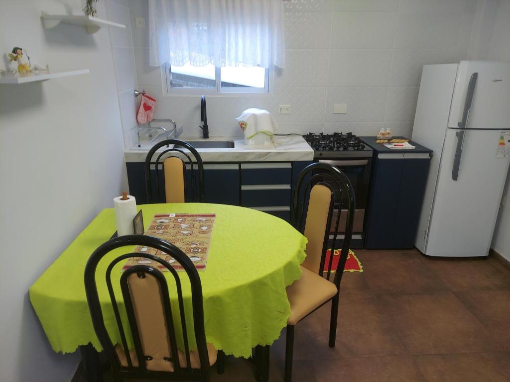 kuchnia ze stołem z zieloną tkaniną w obiekcie Departamento Rio Iguazú w mieście Puerto Iguazú