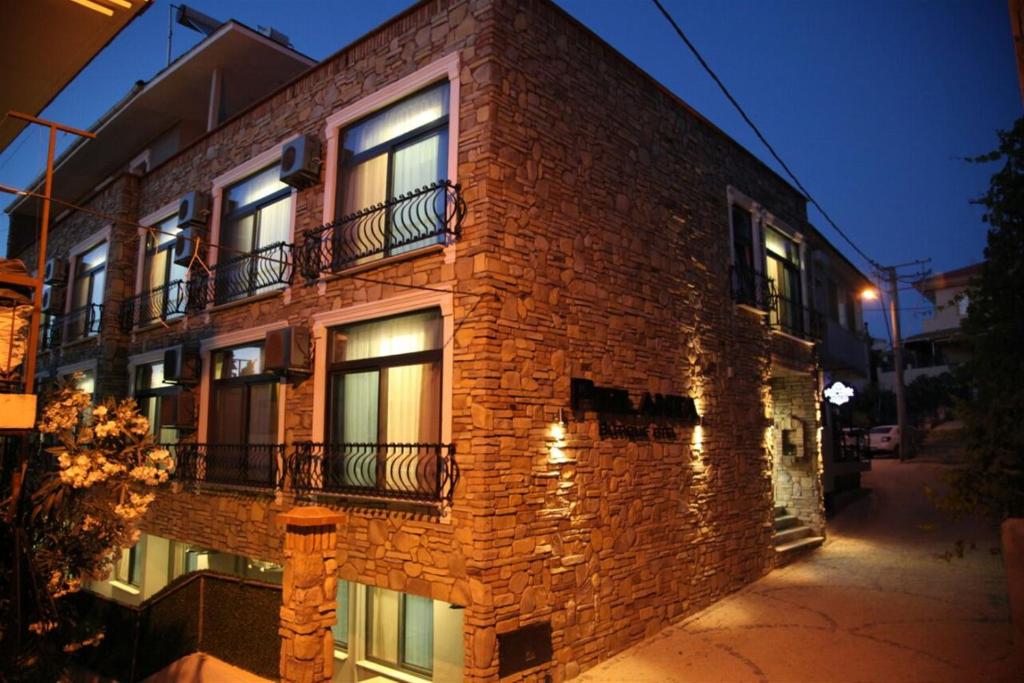 een bakstenen gebouw met balkons aan de zijkant bij Pirlanta Butik Hotel in Çeşme
