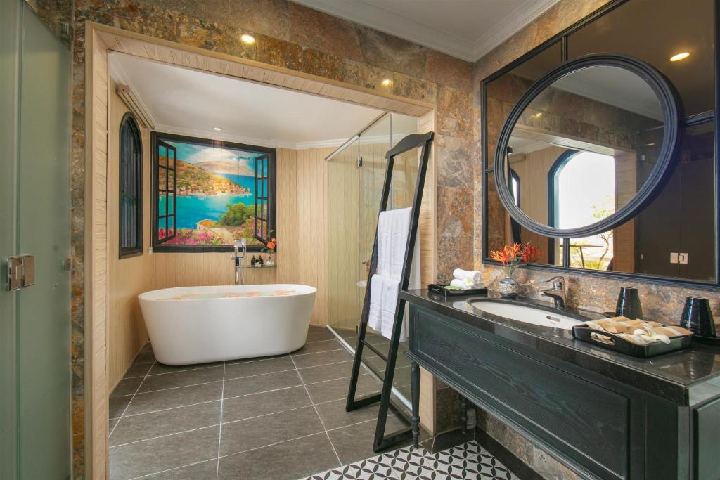 Phòng tắm tại Hoi An Golden Holiday Hotel & Spa