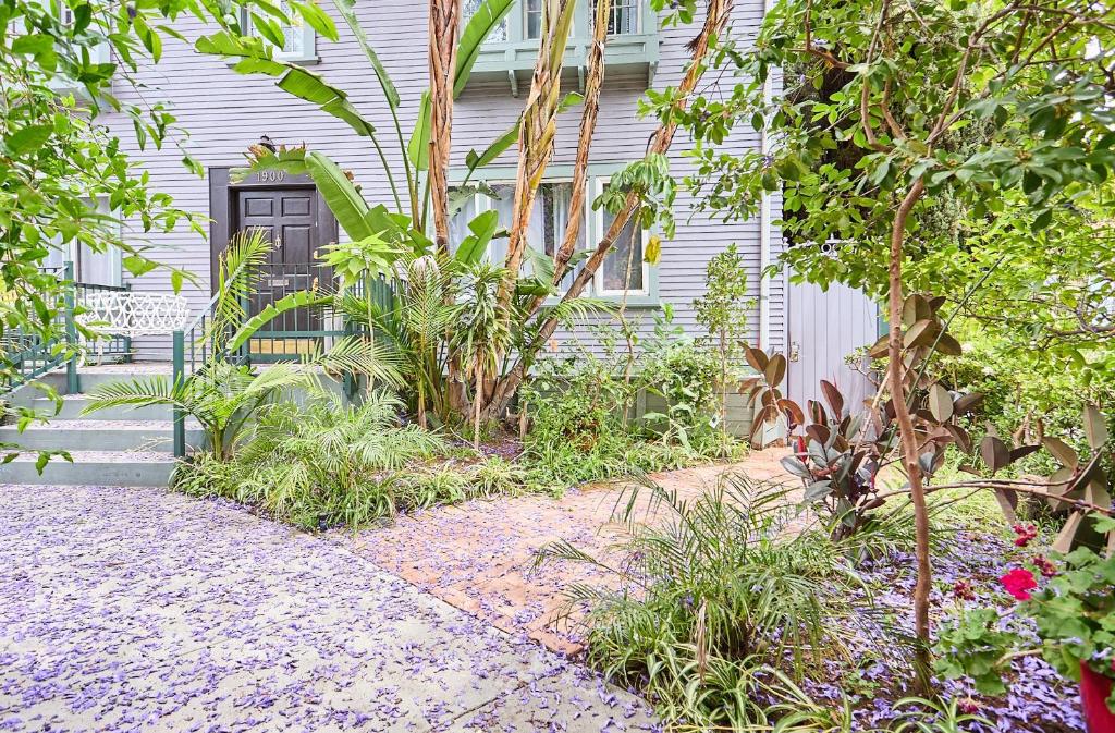 una casa con una puerta negra y algunas plantas en The Hollywood Homestay, en Los Ángeles