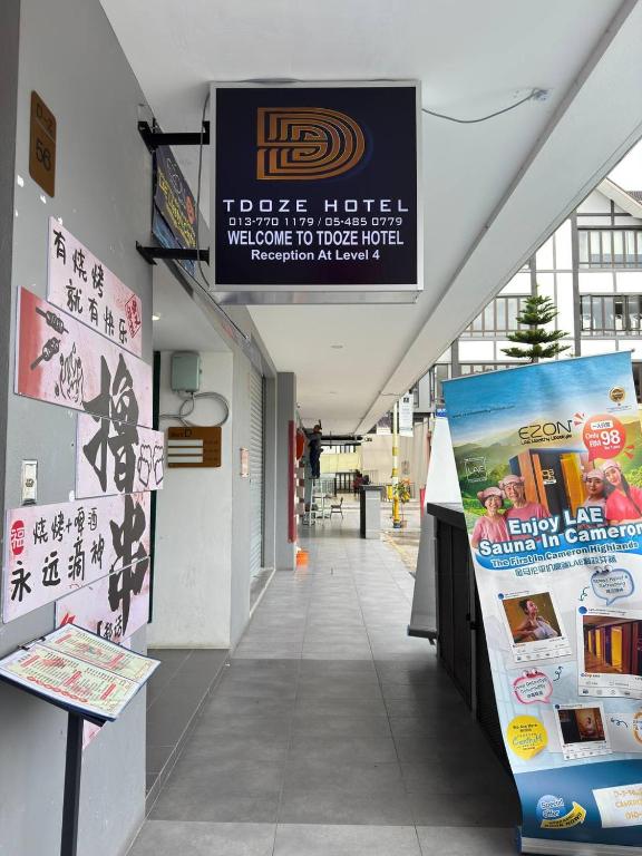 伯恩仓TDOZE Hotel的墙上有标志的建筑