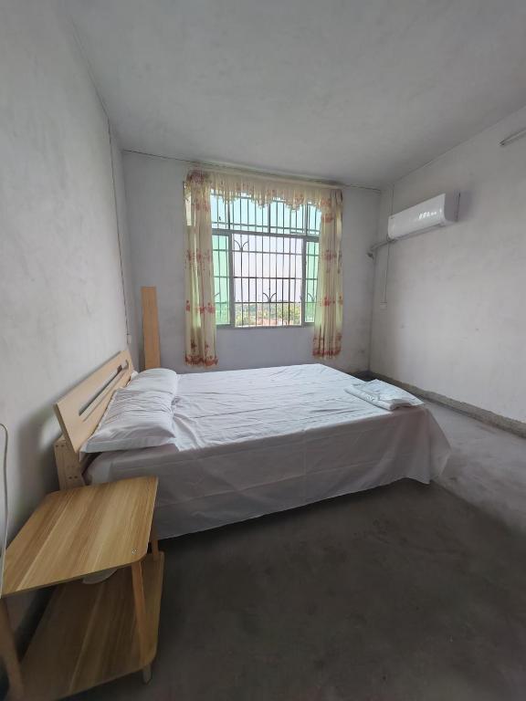 Postel nebo postele na pokoji v ubytování Close to Huangjin Airport, West High-speed Railway Station, and convenient homestay at Zheshan resettlement site