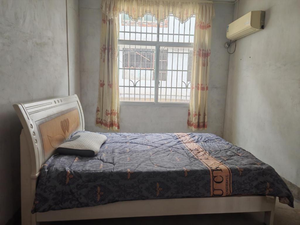 Postel nebo postele na pokoji v ubytování Close to Huangjin Airport, West High-speed Railway Station, and convenient homestay at Zheshan resettlement site