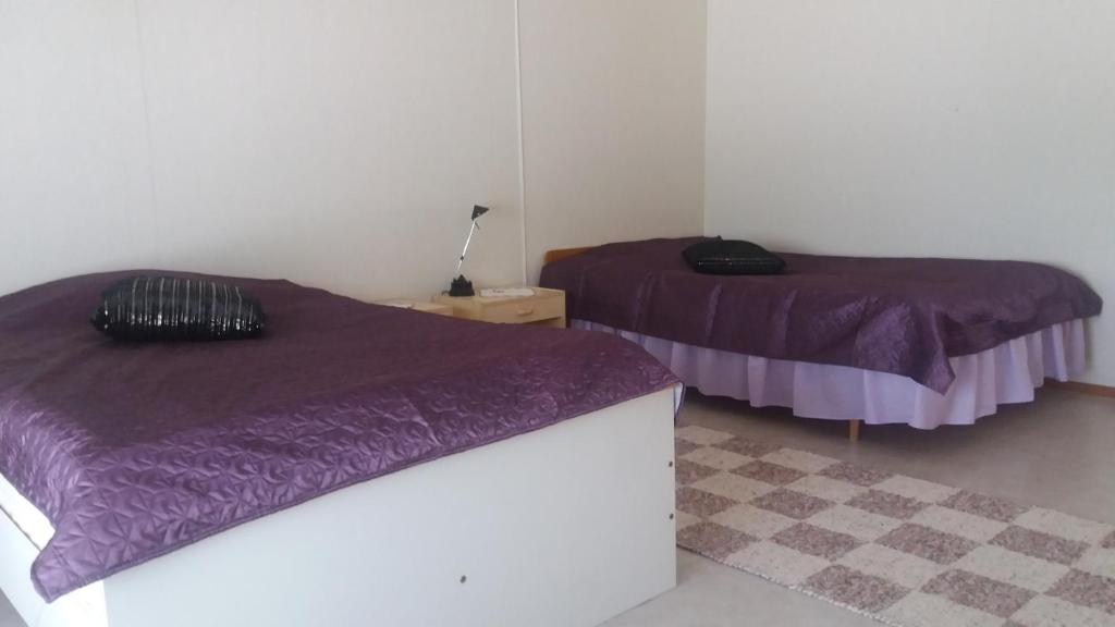 Postel nebo postele na pokoji v ubytování Kolmostien kotokortteeri