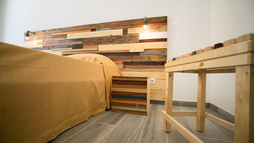 una camera con un letto e una parete in legno di Casa della Nonna Polignano a mare a Polignano a Mare