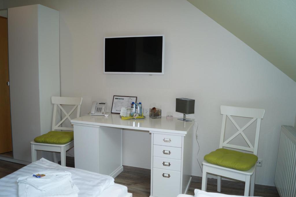 TV a/nebo společenská místnost v ubytování REGIOHOTEL Pfälzer Hof Wernigerode