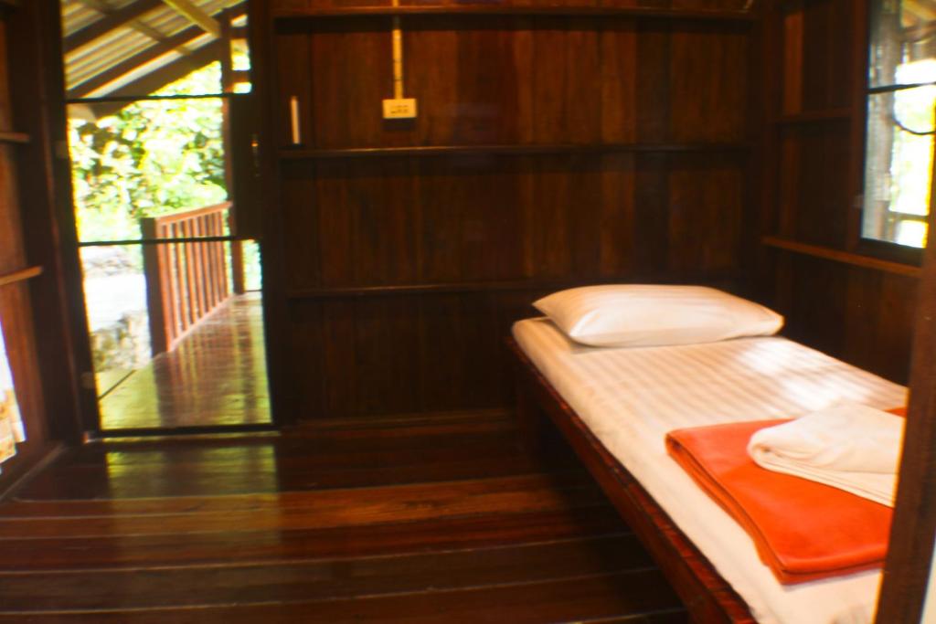 Postel nebo postele na pokoji v ubytování Chestnut Hill Eco Resort Had Yai