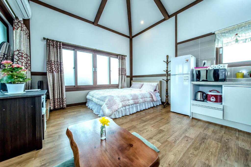 Kuchyň nebo kuchyňský kout v ubytování Jeju Myung House