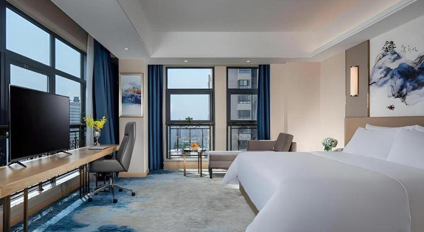 Postel nebo postele na pokoji v ubytování Vienna Hotel Shaanxi Hanzhong Central Square High-Speed Railway Station