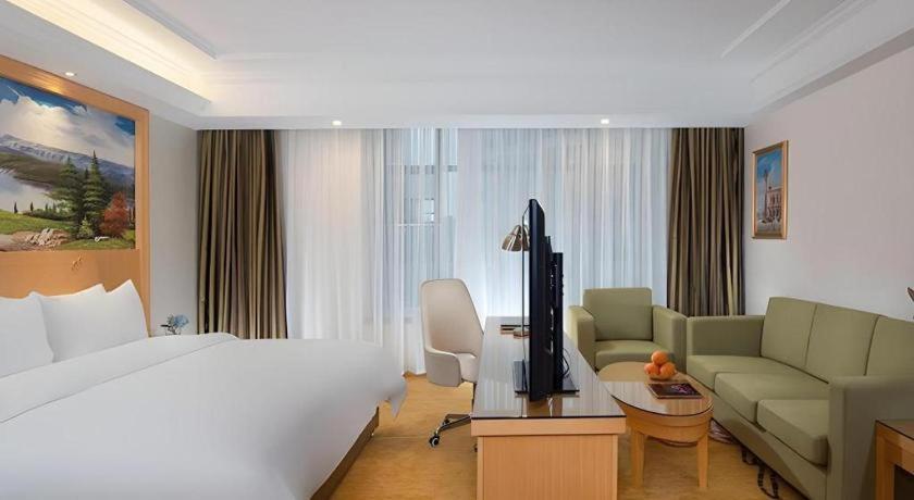 Postel nebo postele na pokoji v ubytování Vienna Hotel Guangdong Zhaoqing Sihui Tianguangxu