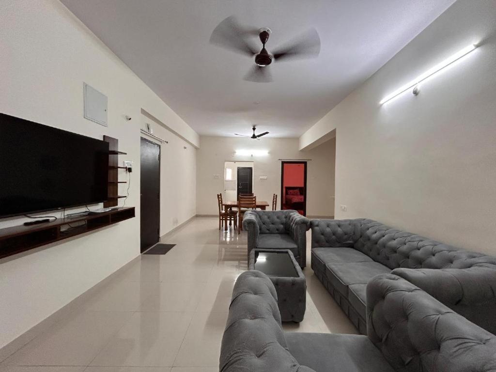 Μια τηλεόραση ή/και κέντρο ψυχαγωγίας στο Fully Furnished 2BHK Family Stay with Kitchen & Balcony