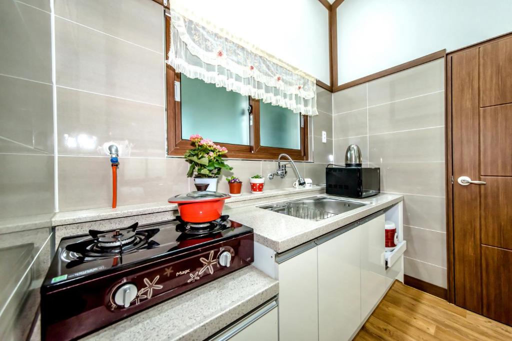 Kuchyň nebo kuchyňský kout v ubytování Jeju Myung House